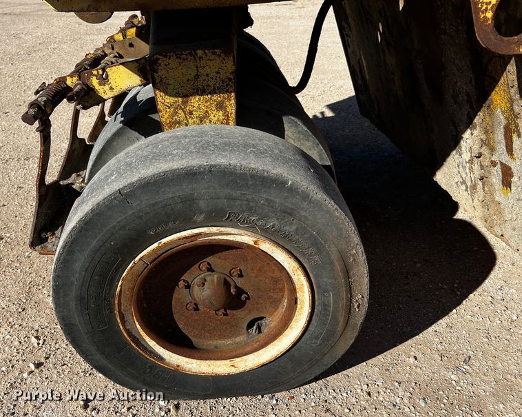 image for item DQ1949 Ingram 9-2800-P  pneumatic roller