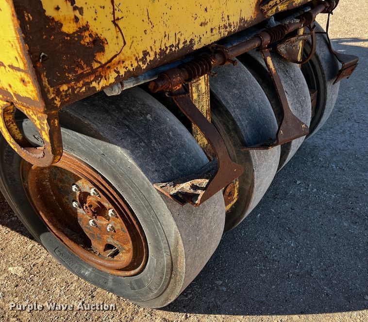 image for item DQ1949 Ingram 9-2800-P  pneumatic roller