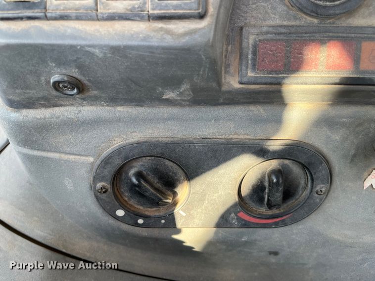 image for item DQ5104 2000 New Holland LB75  backhoe