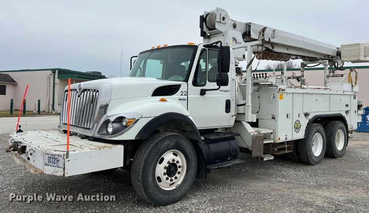 image for item JU9653 2008 International 7400  digger derrick truck