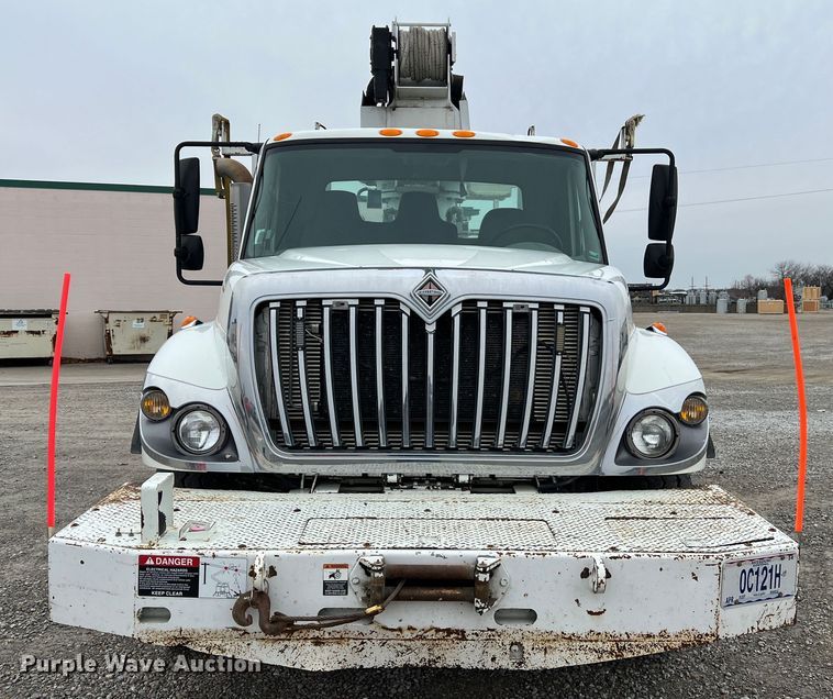 image for item JU9653 2008 International 7400  digger derrick truck