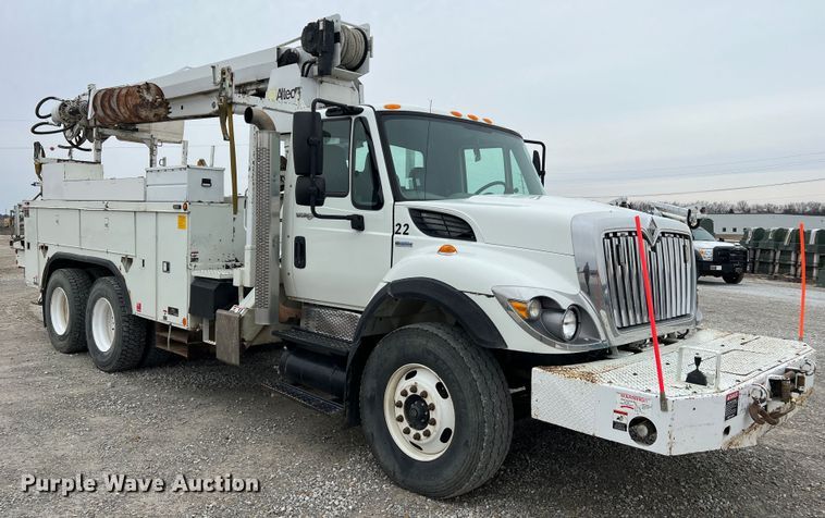 image for item JU9653 2008 International 7400  digger derrick truck