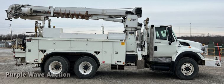 image for item JU9653 2008 International 7400  digger derrick truck