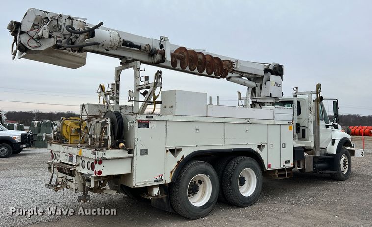 image for item JU9653 2008 International 7400  digger derrick truck