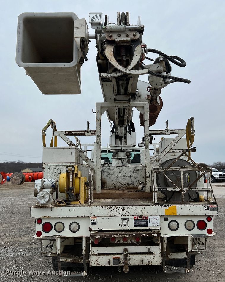 image for item JU9653 2008 International 7400  digger derrick truck