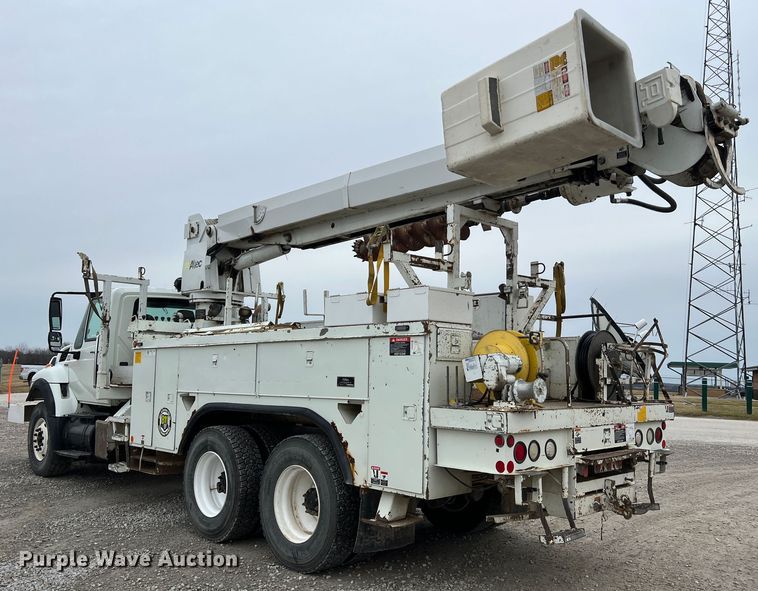 image for item JU9653 2008 International 7400  digger derrick truck