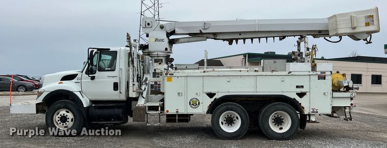 image for item JU9653 2008 International 7400  digger derrick truck