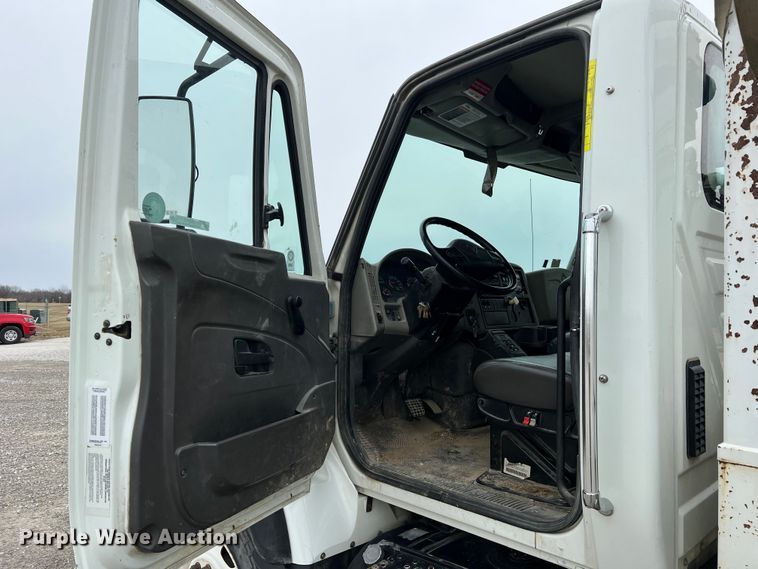 image for item JU9653 2008 International 7400  digger derrick truck