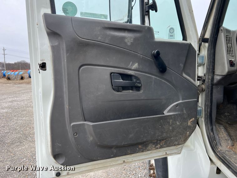 image for item JU9653 2008 International 7400  digger derrick truck