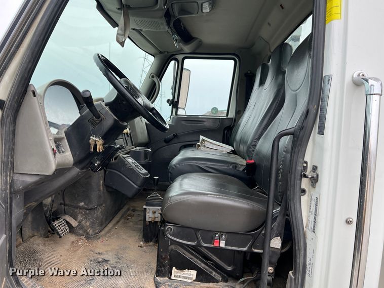 image for item JU9653 2008 International 7400  digger derrick truck