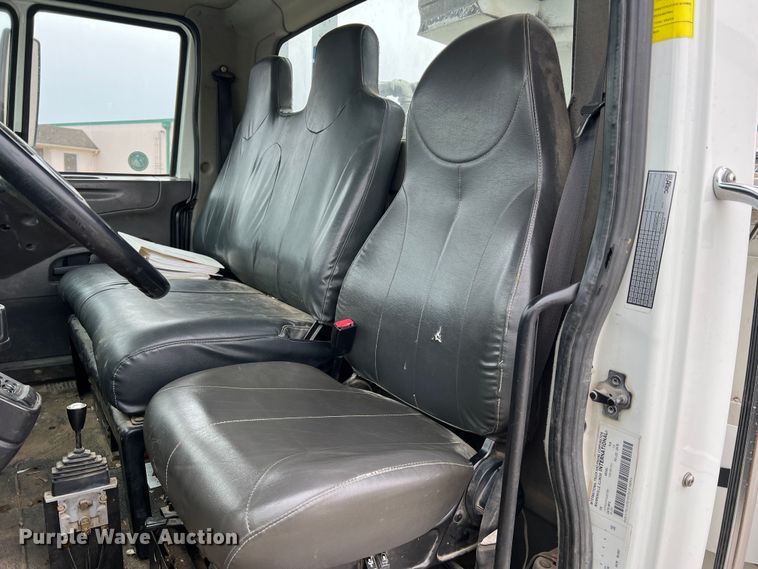 image for item JU9653 2008 International 7400  digger derrick truck