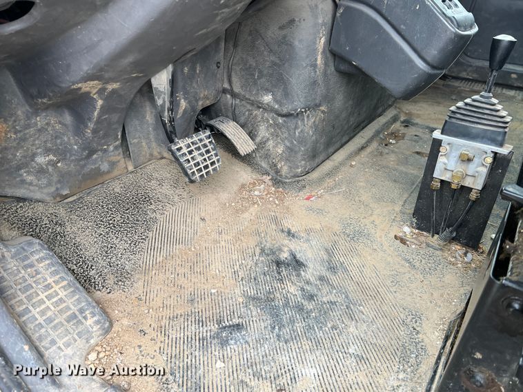 image for item JU9653 2008 International 7400  digger derrick truck