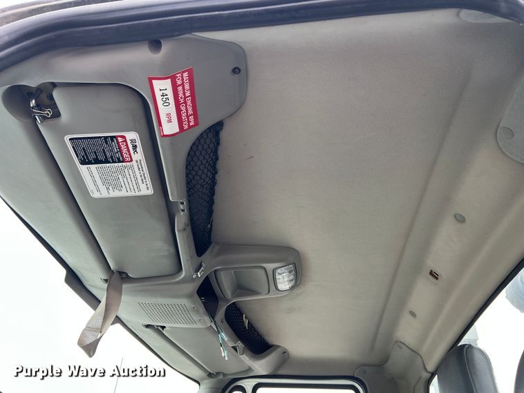 image for item JU9653 2008 International 7400  digger derrick truck