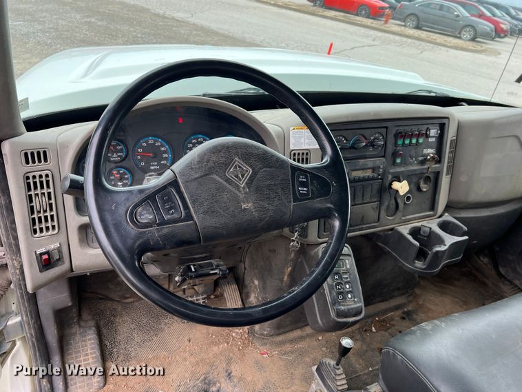 image for item JU9653 2008 International 7400  digger derrick truck