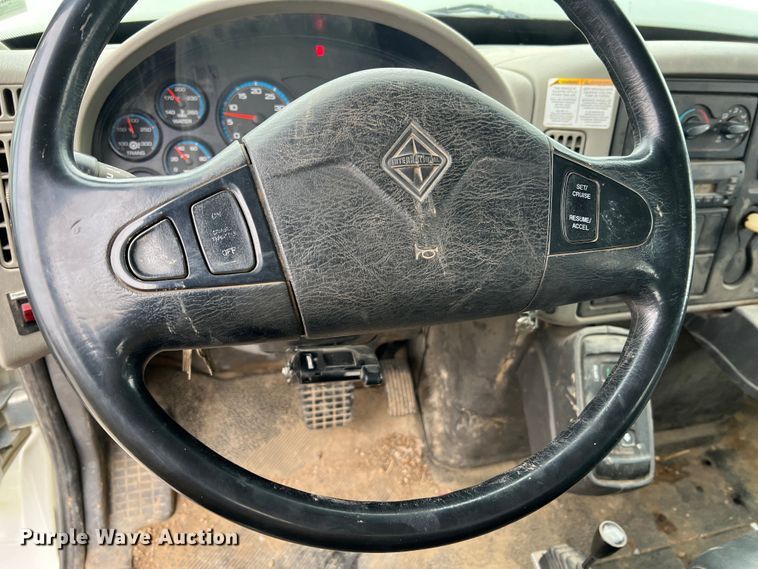 image for item JU9653 2008 International 7400  digger derrick truck