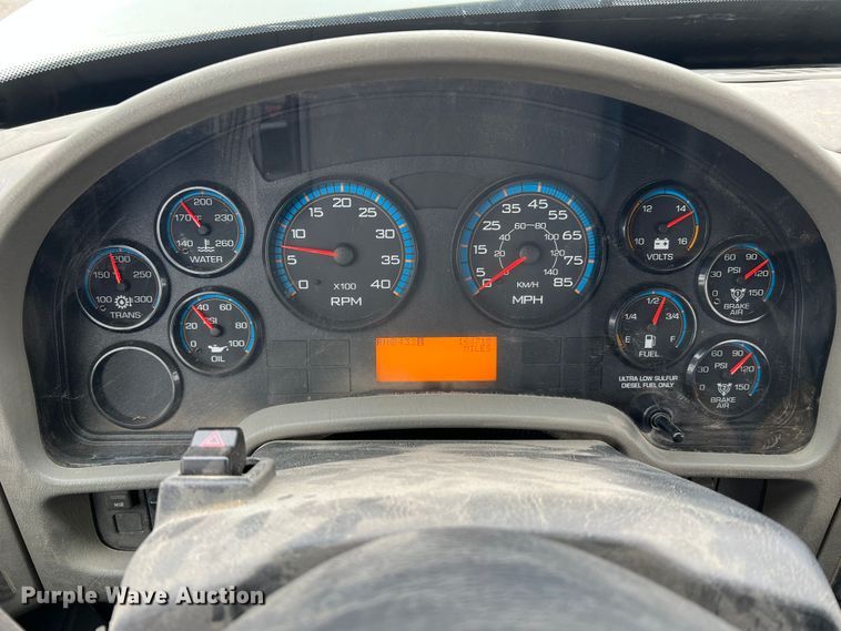 image for item JU9653 2008 International 7400  digger derrick truck