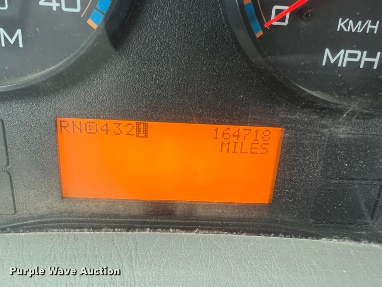 image for item JU9653 2008 International 7400  digger derrick truck