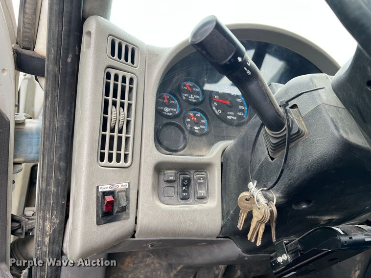 image for item JU9653 2008 International 7400  digger derrick truck