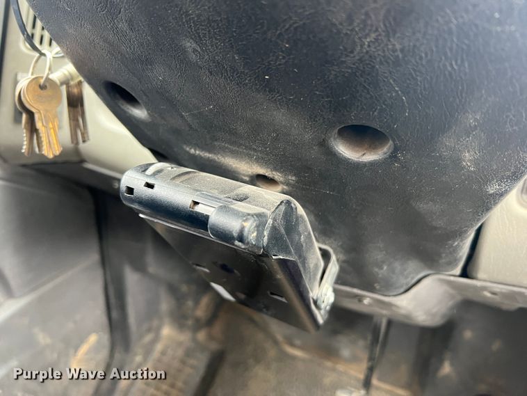 image for item JU9653 2008 International 7400  digger derrick truck