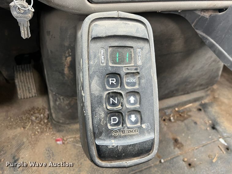 image for item JU9653 2008 International 7400  digger derrick truck