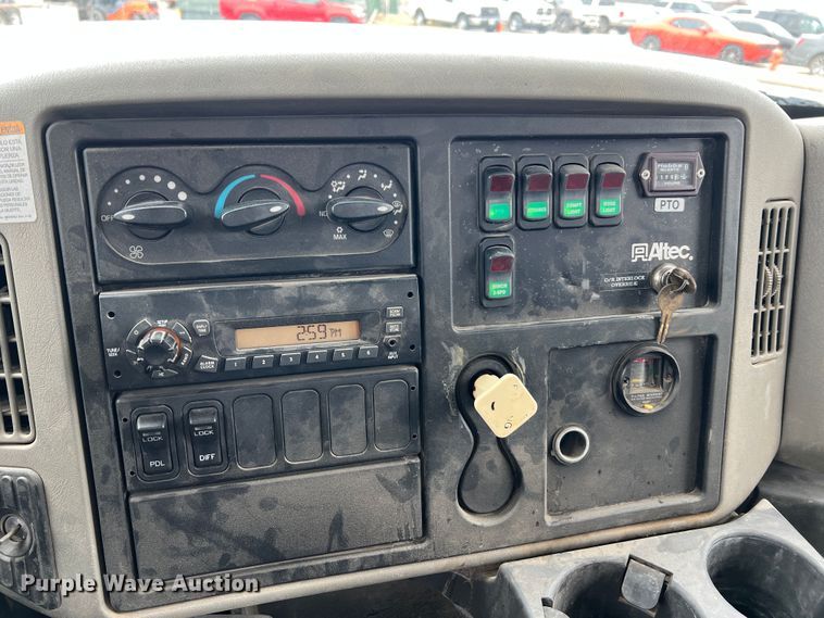 image for item JU9653 2008 International 7400  digger derrick truck