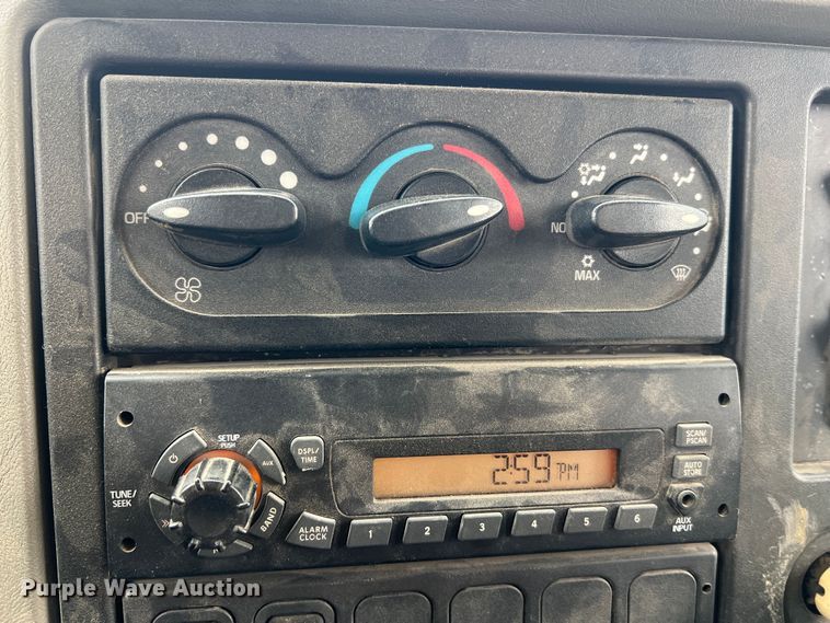 image for item JU9653 2008 International 7400  digger derrick truck