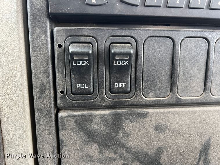 image for item JU9653 2008 International 7400  digger derrick truck