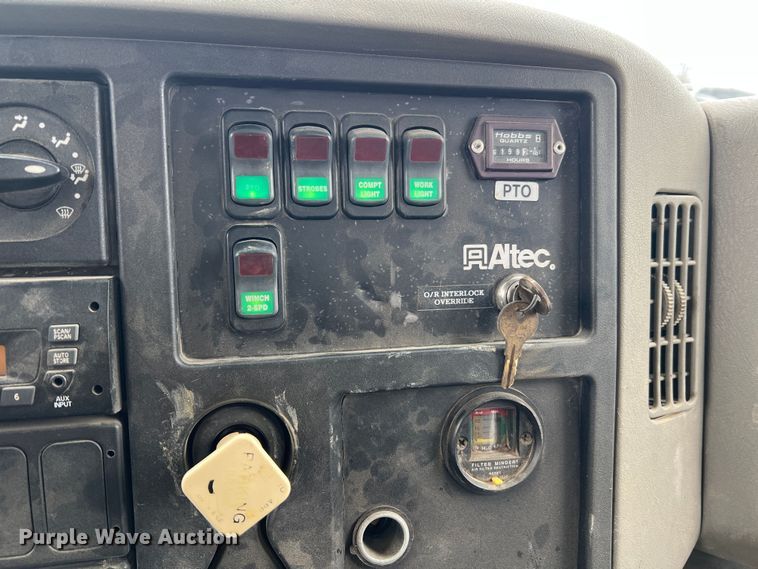 image for item JU9653 2008 International 7400  digger derrick truck