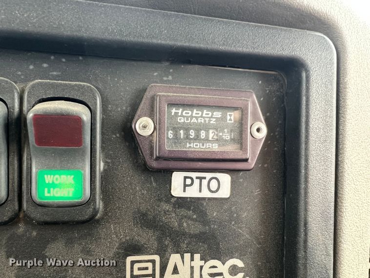 image for item JU9653 2008 International 7400  digger derrick truck