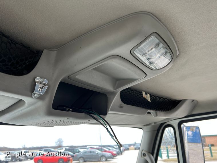 image for item JU9653 2008 International 7400  digger derrick truck