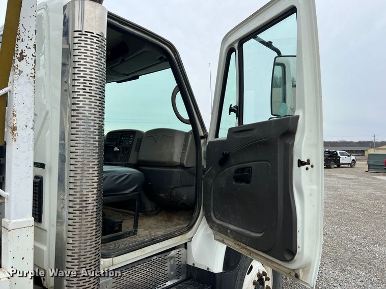 image for item JU9653 2008 International 7400  digger derrick truck