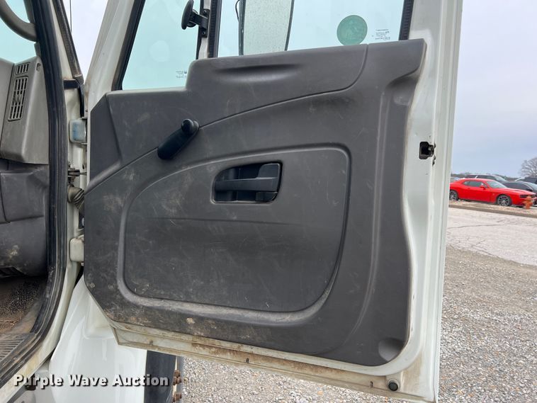 image for item JU9653 2008 International 7400  digger derrick truck