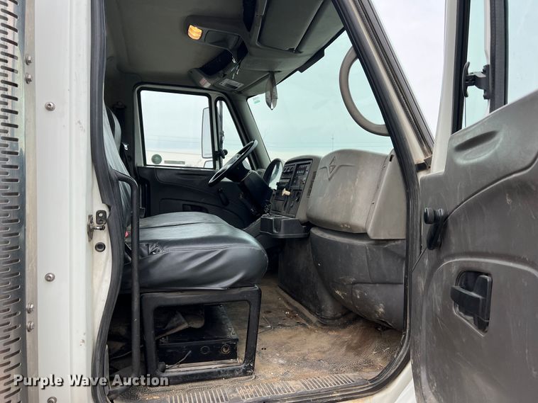 image for item JU9653 2008 International 7400  digger derrick truck