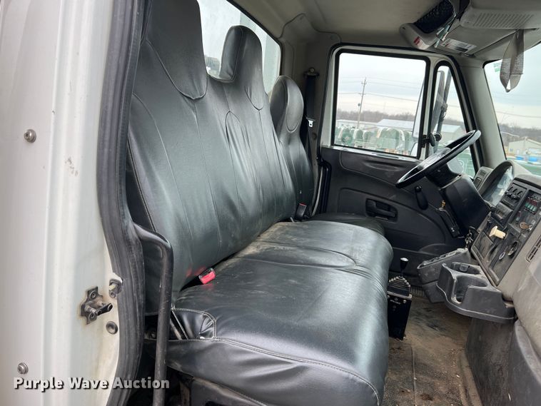 image for item JU9653 2008 International 7400  digger derrick truck