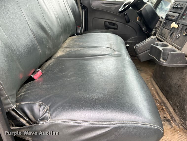 image for item JU9653 2008 International 7400  digger derrick truck