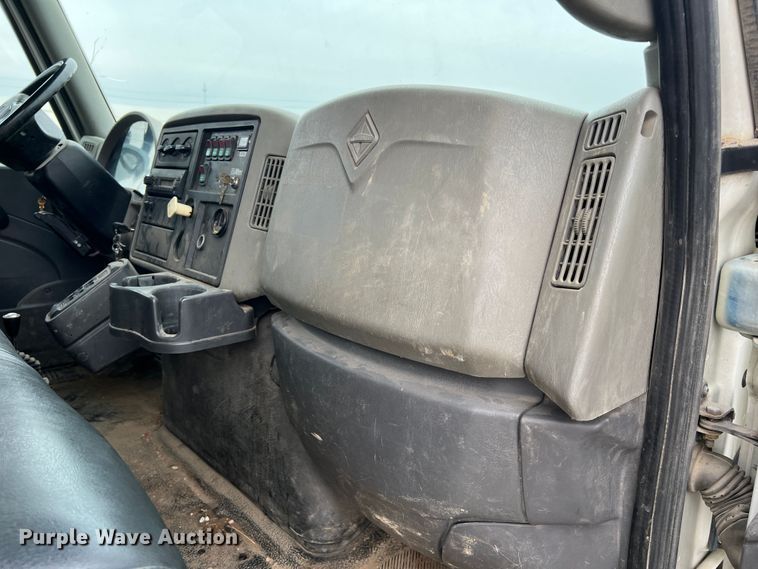 image for item JU9653 2008 International 7400  digger derrick truck