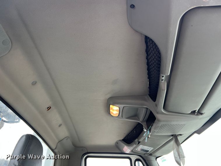 image for item JU9653 2008 International 7400  digger derrick truck