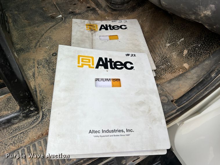 image for item JU9653 2008 International 7400  digger derrick truck