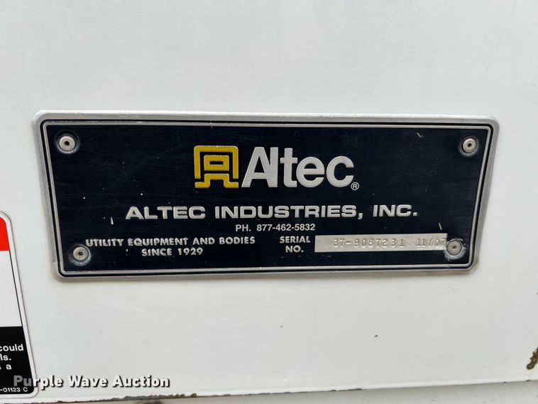 image for item JU9653 2008 International 7400  digger derrick truck