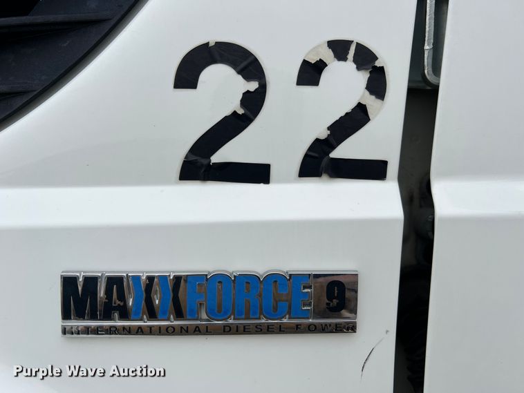 image for item JU9653 2008 International 7400  digger derrick truck