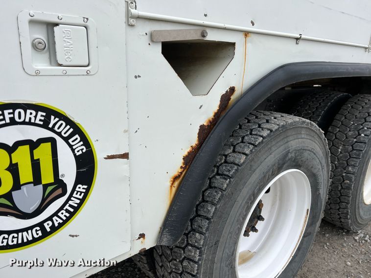 image for item JU9653 2008 International 7400  digger derrick truck