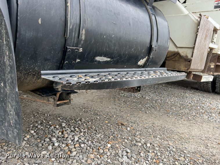 image for item JU9653 2008 International 7400  digger derrick truck