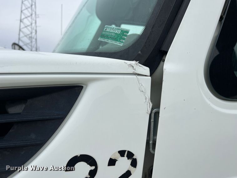 image for item JU9653 2008 International 7400  digger derrick truck