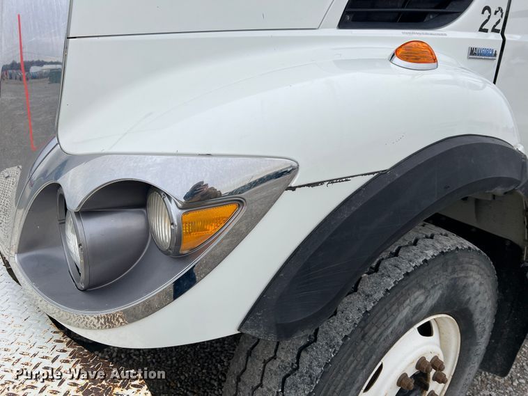 image for item JU9653 2008 International 7400  digger derrick truck