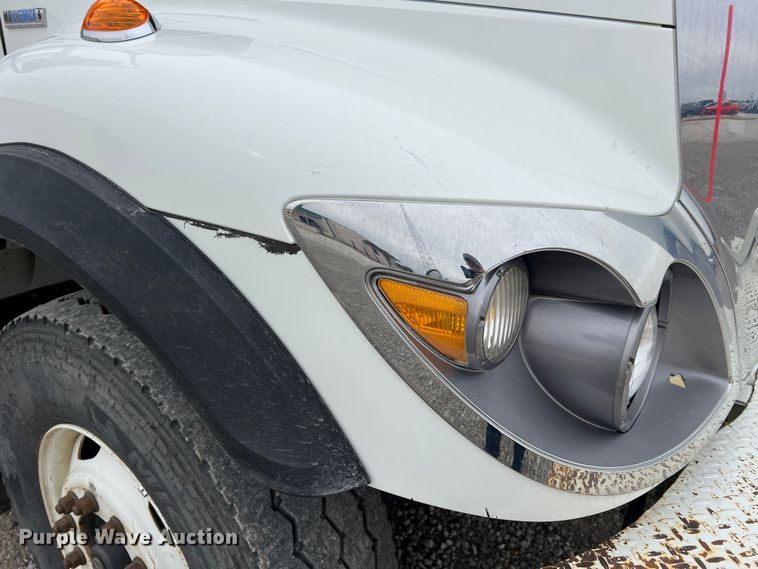 image for item JU9653 2008 International 7400  digger derrick truck