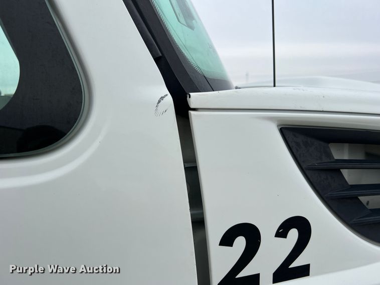 image for item JU9653 2008 International 7400  digger derrick truck