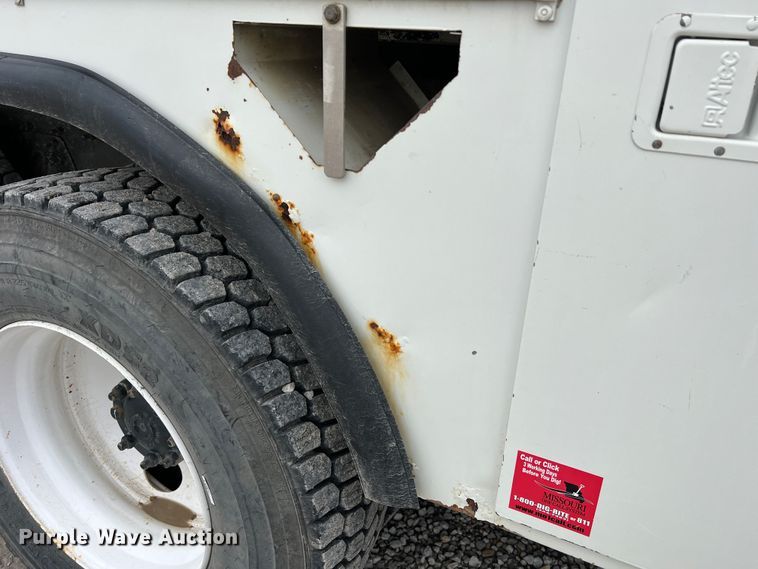 image for item JU9653 2008 International 7400  digger derrick truck