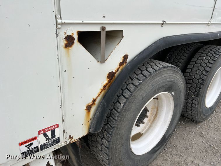 image for item JU9653 2008 International 7400  digger derrick truck