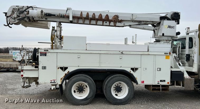 image for item JU9653 2008 International 7400  digger derrick truck