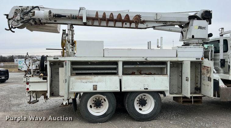 image for item JU9653 2008 International 7400  digger derrick truck